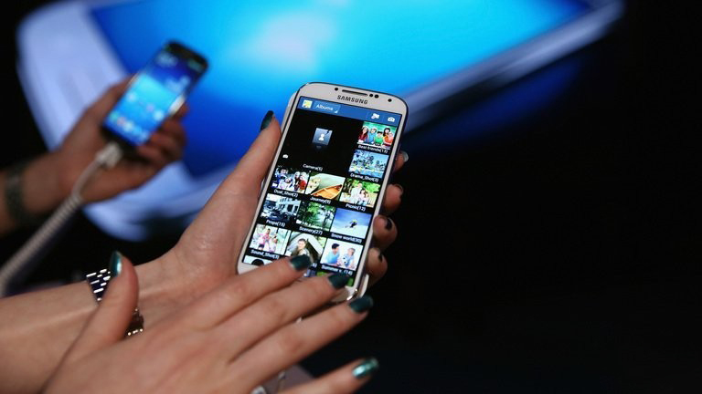 the-samsung-galaxy-s4-is-on-show-on-april-25-2013-in-new-york-city-14
