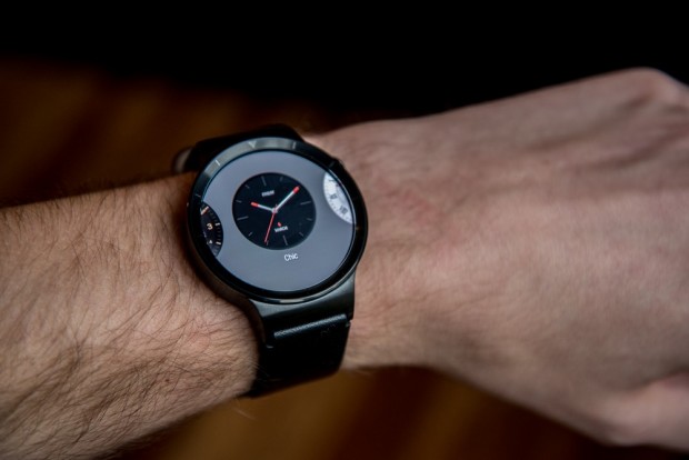 Il est possible de personnaliser le cadran avec des watchfaces - crédit photo : E.F.