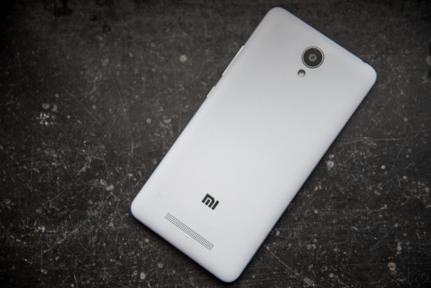 La coque en plastique du Redmi Note 2 rappelle l'iPhone 5c et les Lumia 730 et 830. - crédit photo : E.F.