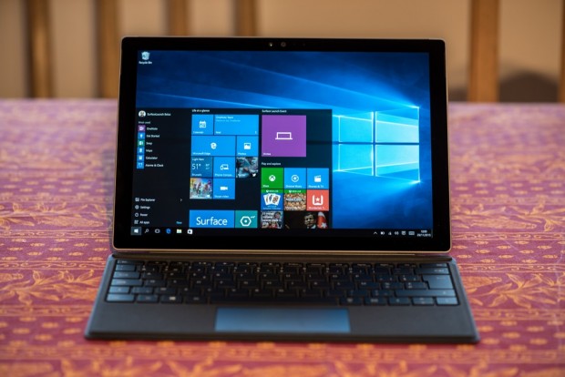 Avec ou sans sa housse, la Surface Pro 4 a fière allure - Crédit photo : E.F.