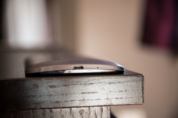 La coque adopte un format arrondi qui tient parfaitement dans la main. - crédit photo : E.F.