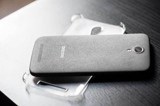 Son look reste très banal, malgré sa coque sablée qui rappelle celle du OnePlusOne. - crédit photo : E.F.