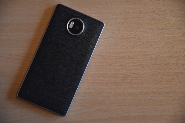 Un conseil : remplacez immédiatement la coque arrière du smartphone par une coque de Mozo! - crédit photo .E.F.