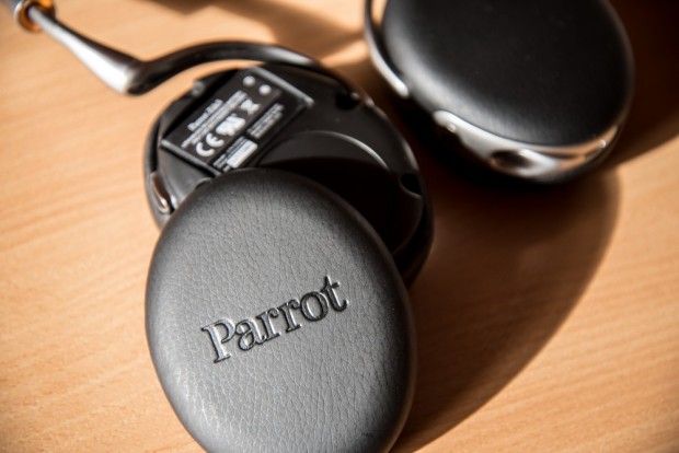 Le casque est toujours livré avec une batterie amovible - crédit photo : E.F.