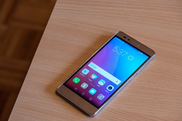 L'Honor 5x est de loin le plus élégant des smartphones d'entrée de gamme - crédit photo : E.F.