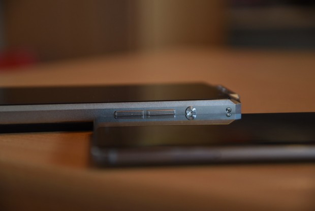 Vu l'énorme batterie qu'il embarque, rien de surprenant à ce qu'il soit plus de deux fois plus épais qu'un smartphone traditionnel - crédit photo : E.F.