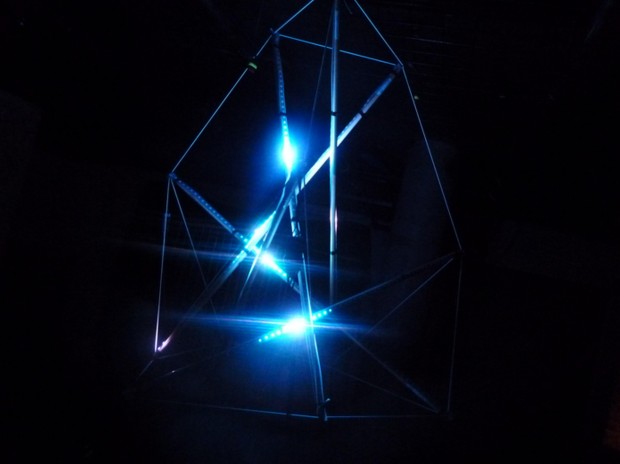 N-Gon et Martin Pirson (BE) jouent sur l’équilibre d’hypnotiques barres de LEDs © DR