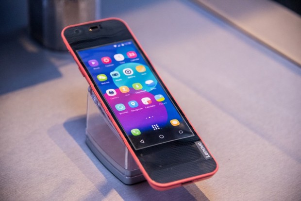 Le smartphone "pliable" de Lenovo n'a pas franchement convaincu les journalistes présents au Techworld - crédit photo : E.F.