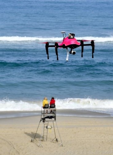 Helper est un appareil de 3,9 kg, avec à son bord une caméra à ultra-haute-définition pour visualiser la personne en difficulté, une bouée capable de se gonfler automatiquement au contact de l'eau et un système de largage. ©AFP