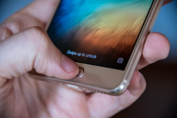 Le capteur d'empreinte digitale a été rapatrié à l'avant du smartphone - crédit photo : E.F.