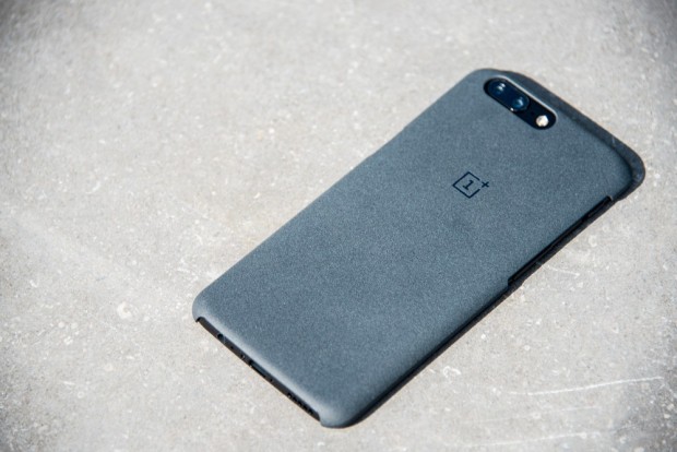 Une coque permet de reproduire l'effet "sablé" du premier OnePlus - crédit photo : E.F.