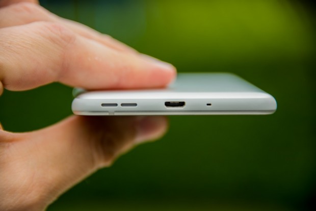 Pas de port USB-C, mais un simple port microUSB - crédit photo : E.F.