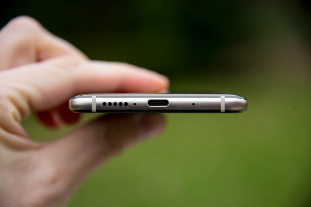 Le Mate 10 Pro est dépourvu d'un port jack - Crédit photo : E.F.