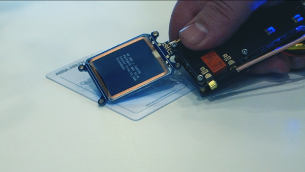 Le système électronique permettant de cloner les cartes.