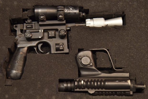 Ce-pistolet-laser-Han-Solo-Retour-Jedi-vendu-23-juin550-000-dollars_0_728_485